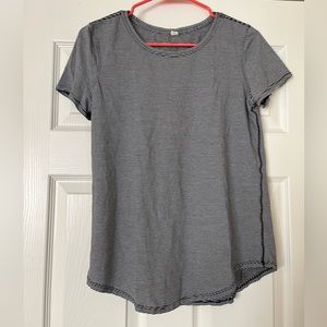Lululemon Short Sleeve Shirt Size 6